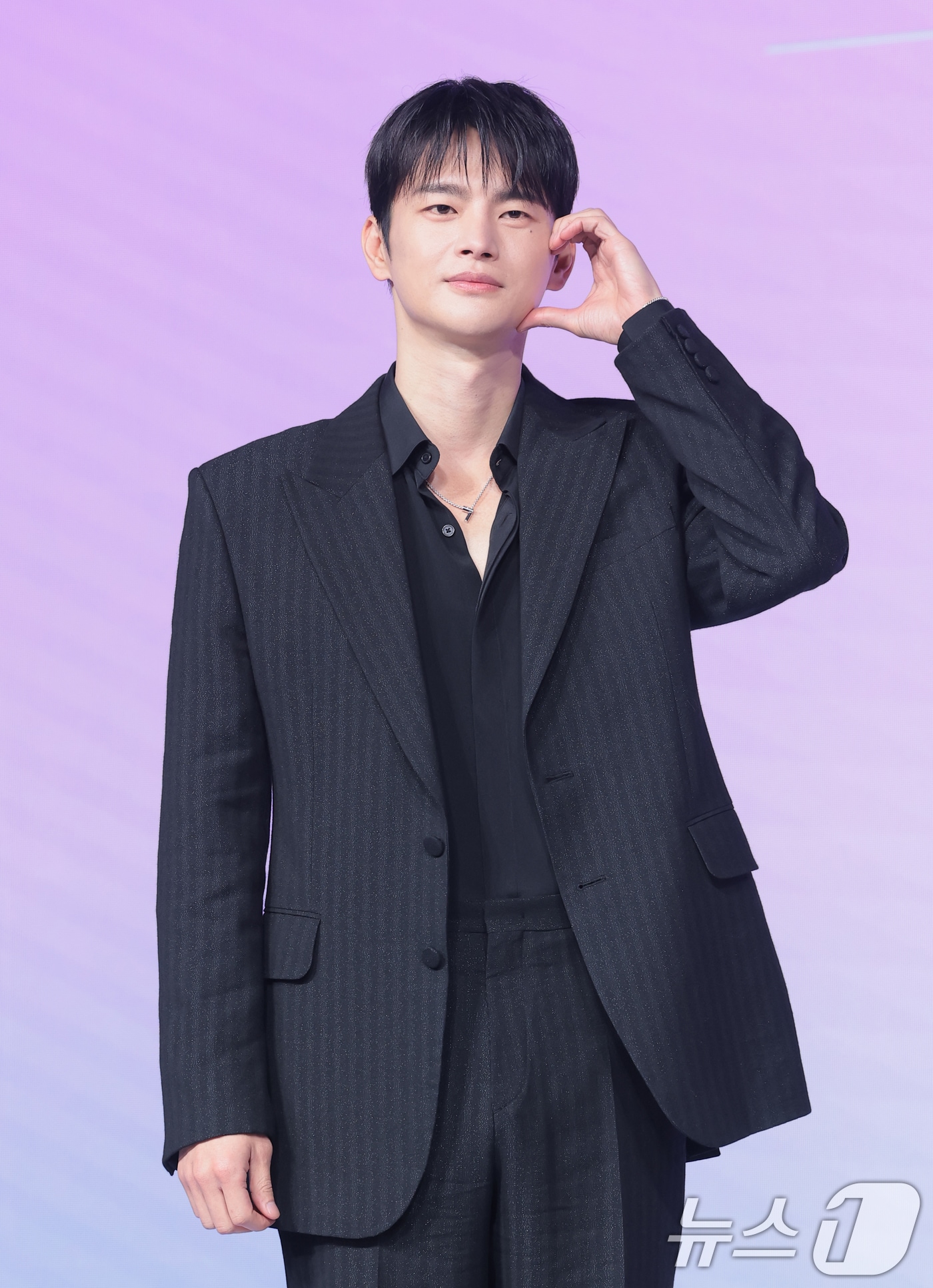 가수 겸 배우 서인국이 26일 서울 종로구 JW메리어트 동대문스퀘어서울에서 열린 넷플릭스 새 시리즈 '월간남친' 제작발표회에서 포즈를 취하고 있다. '월간남친'은 현실 생활에 지친 웹툰 PD 미래(지수 분)가 가상 연애 시뮬레이션을 통해 연애를 구독하고 체험해 보는 로망 실현 로맨틱 코미디다. ⓒ 뉴스1 권현진 기자