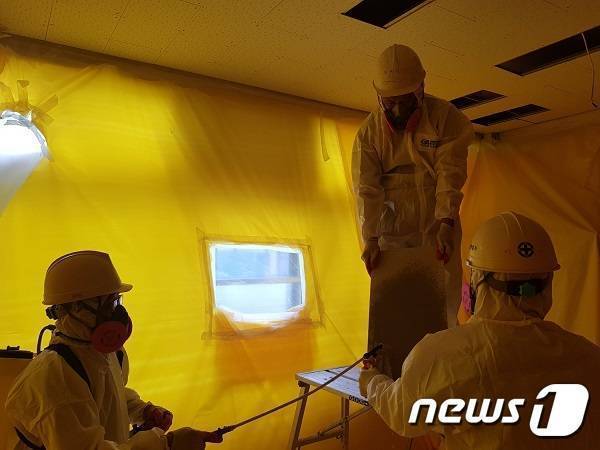 학교 석면 해체·제거 공사 모습./뉴스1 임충식 기자