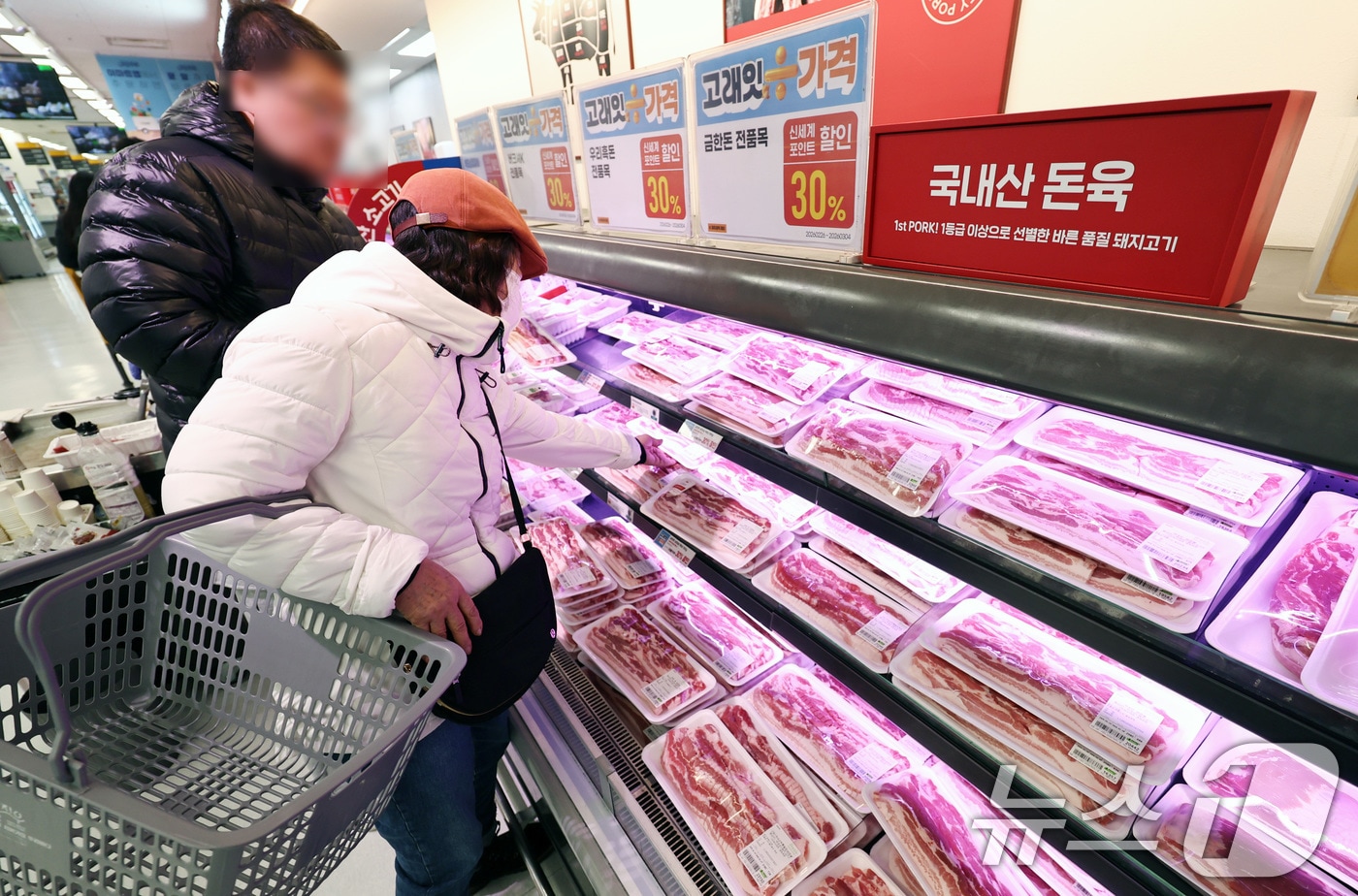 서울 이마트 용산점에서 시민들이 국내산 돼지고기를 구입하고 있다.  2026.2.26 ⓒ 뉴스1 구윤성 기자