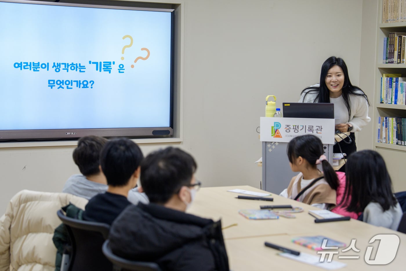 충북 증평군은 26일 증평기록관에서 어린이 특강 프로그램 '증평 어린이 어벤저스, 기록유산을 찾아라'를 개최했다.(증평군 제공, 재판매 및 DB금지)/뉴스1