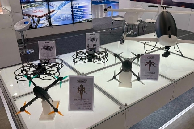 드론쇼코리아 충북드론UAM연구센터 부스에 전시된 직충돌형 안티드론과 AI연구용 드론 플랫폼.(청주대학교 제공. 재판매 및 DB금지)