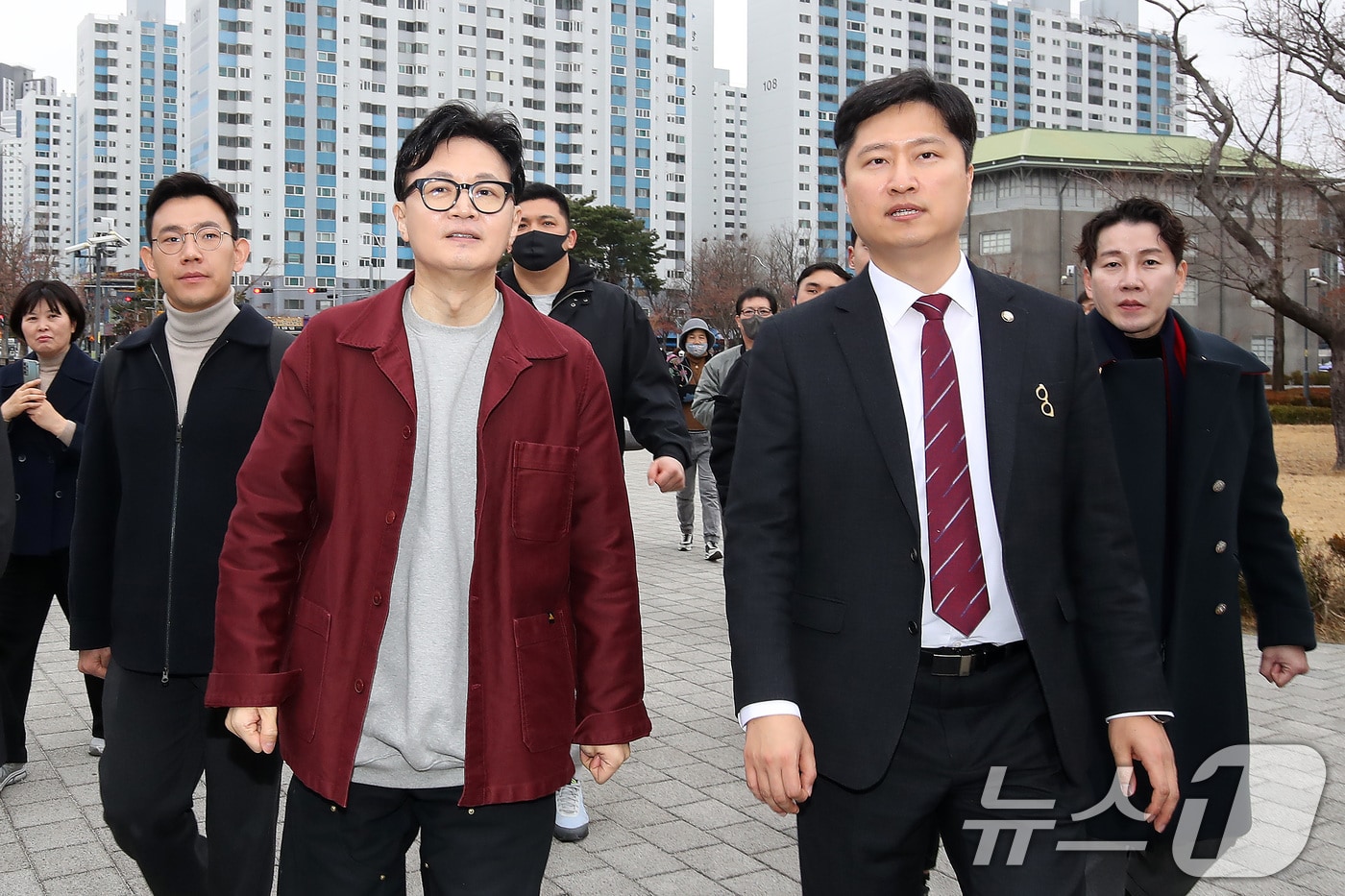 한동훈 전 국민의힘 대표(왼쪽)와 우재준 국민의힘(대구 북구갑) 의원이 지난 2월 26일 오후 대구 북구 삼성창조캠퍼스를 찾아 지역 소상공인과 마련된 간담회에 참석하기 위해 이동하고 있다. 2026.2.26 ⓒ 뉴스1 공정식 기자