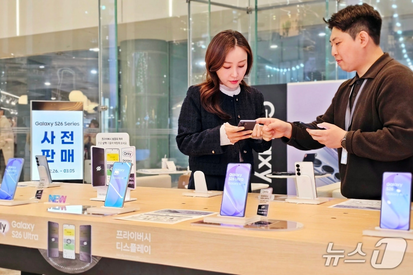 신세계백화점 센텀시티를 방문한 고객들이 갤럭시 S26 체험형 매장에서 제품을 살펴보고 있다.(신세계센텀시티 제공. 재판매 및 DB 금지)