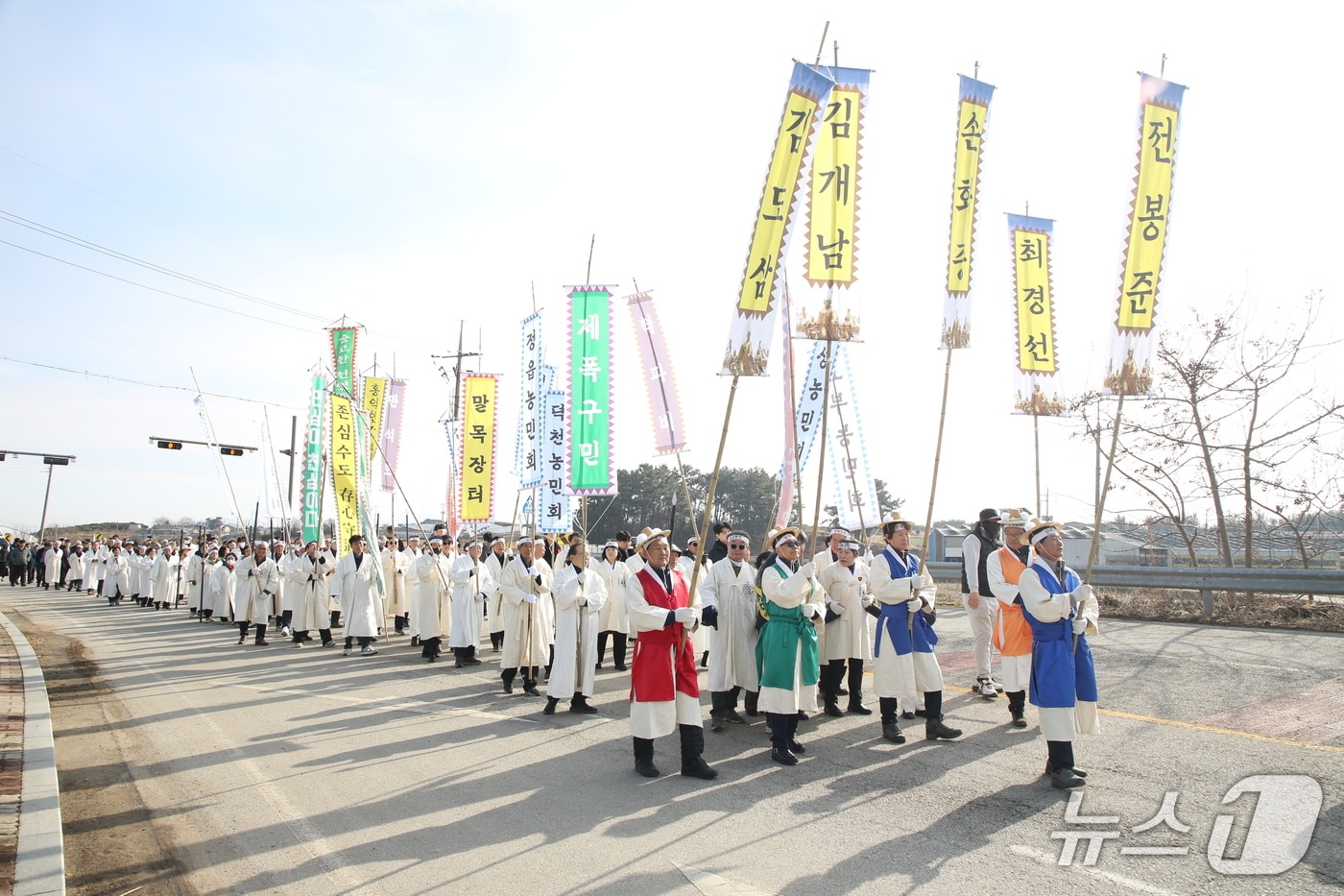 26일 전북 정읍시 이평면과 고부면 일원에서 '고부봉기' 재현행사가 열린 가운데 농민군 진군 행렬이 선보여지고 있다.(정읍시 제공. 재판매 및 DB금지)/뉴스1 