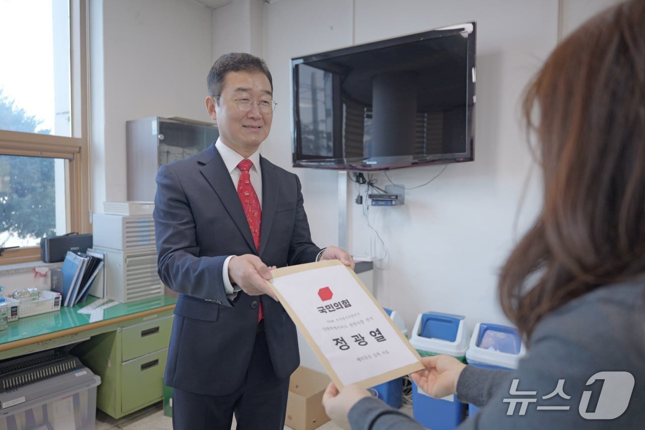 국민의힘 소속 정광열 전 강원도 경제부지사가 26일 춘천시선관위원회를 찾아 예비후보 등록서류를 제출하고 있다.(후보 측 제공, 재판매 및 DB금지)