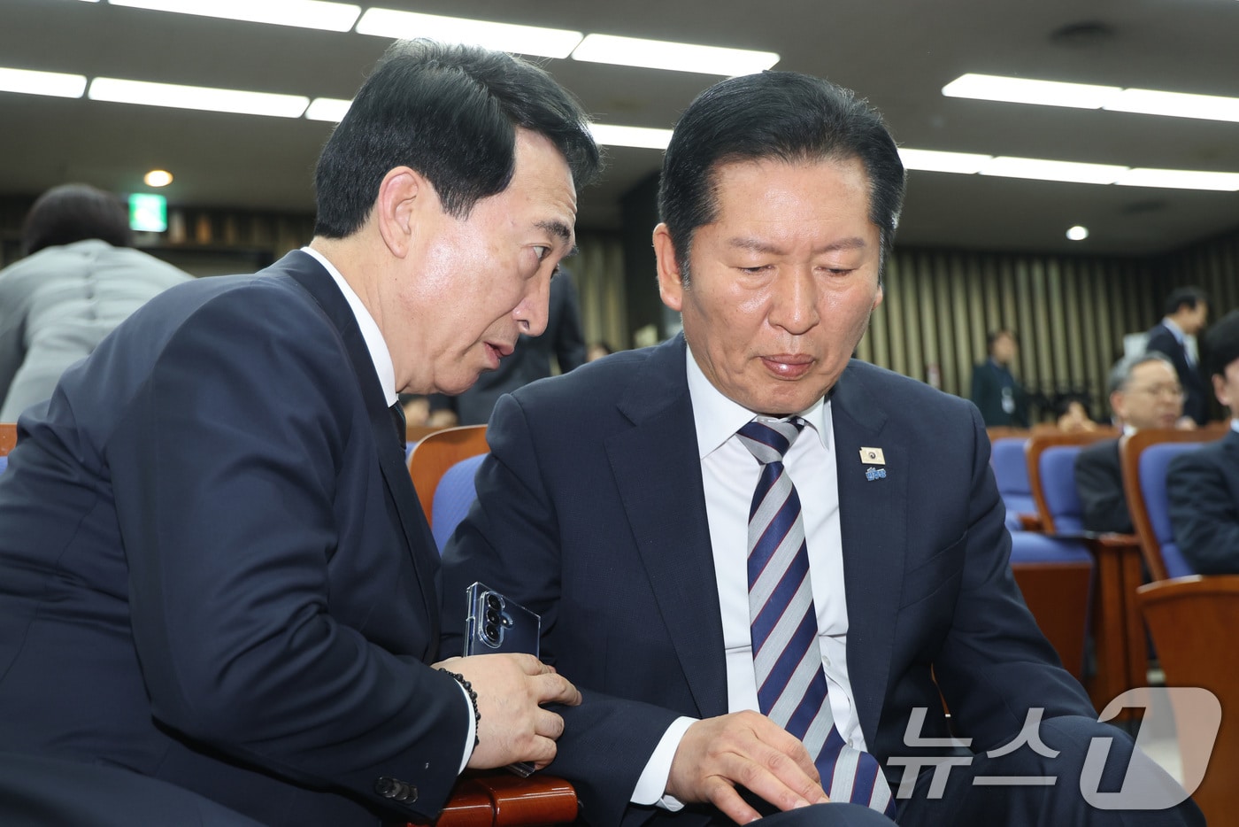 정청래 더불어민주당 대표와 박수현 수석대변인이 지난 2월 26일 서울 여의도 국회에서 열린 의원총회에서 심각한 표정으로 대화하고 있다. 2026.2.26 ⓒ 뉴스1 신웅수 기자