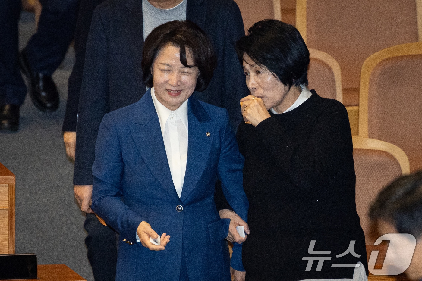 지난 2월 26일 더불어민주당 추미애 의원(왼쪽)가 최민희 의원이 서울 여의도 국회에서 열린 제432회 국회(임시회) 제8차 본회의에서 형법 일부개정법률안(대안)에 대한 무제한 토론 종결 동의의 건 표결을 하기 위해 이동하면서 이야기하고 있는 모습. 2026.2.26 ⓒ 뉴스1 유승관 기자