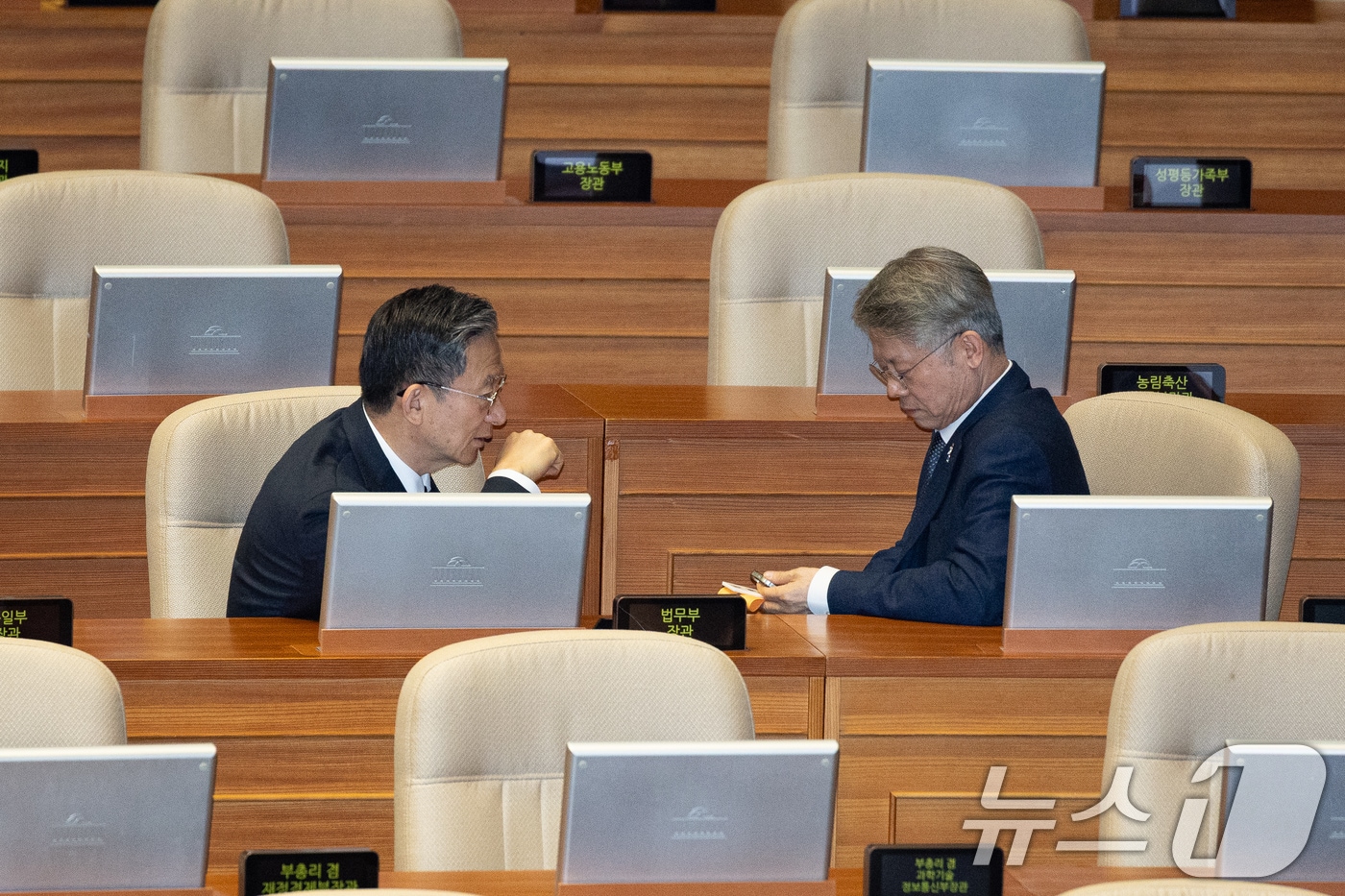 정성호 법무부 장관과 민형배 더불어민주당 의원이 26일 서울 여의도 국회에서 열린 제432회 국회(임시회) 제8차 본회의에서 대화하고 있다. (사진은 기사 내용과 무관함) 2026.2.26 ⓒ 뉴스1 유승관 기자