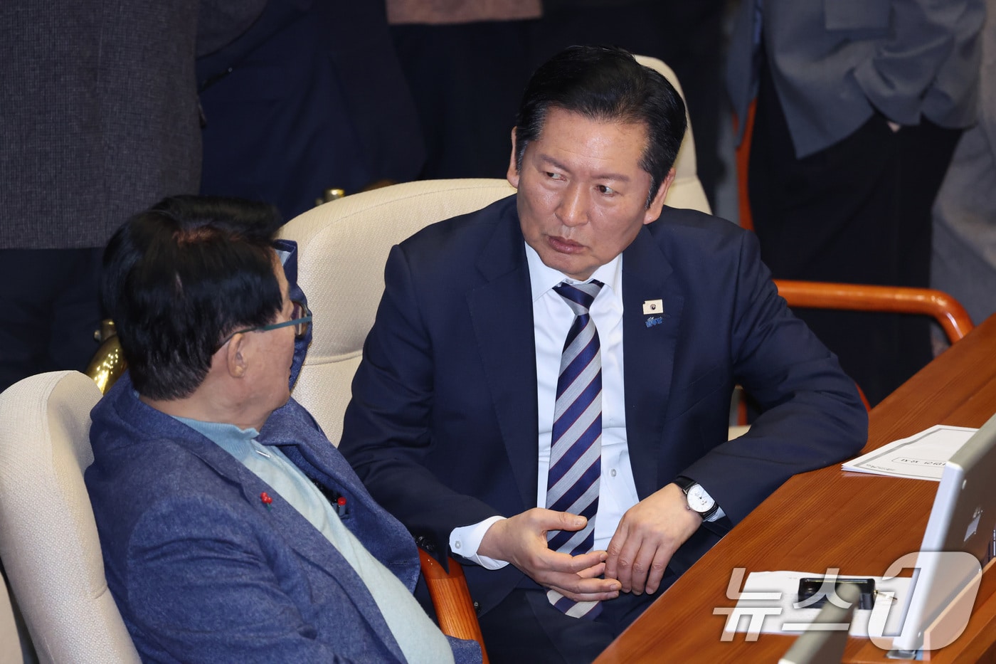 정청래 더불어민주당 전 대표와 박지원 의원. 2026.2.26 ⓒ 뉴스1 신웅수 기자