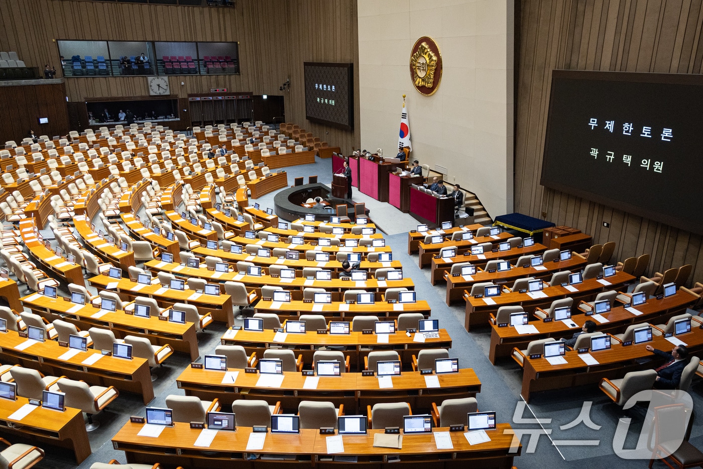 곽규택 국민의힘 의원이 26일 서울 여의도 국회에서 열린 제432회 국회(임시회) 제8차 본회의에서 헌법재판소법 일부개정법률안(대안)에 대한 무제한토론(필리버스터)을 하고 있다. 2026.2.26 ⓒ 뉴스1 유승관 기자