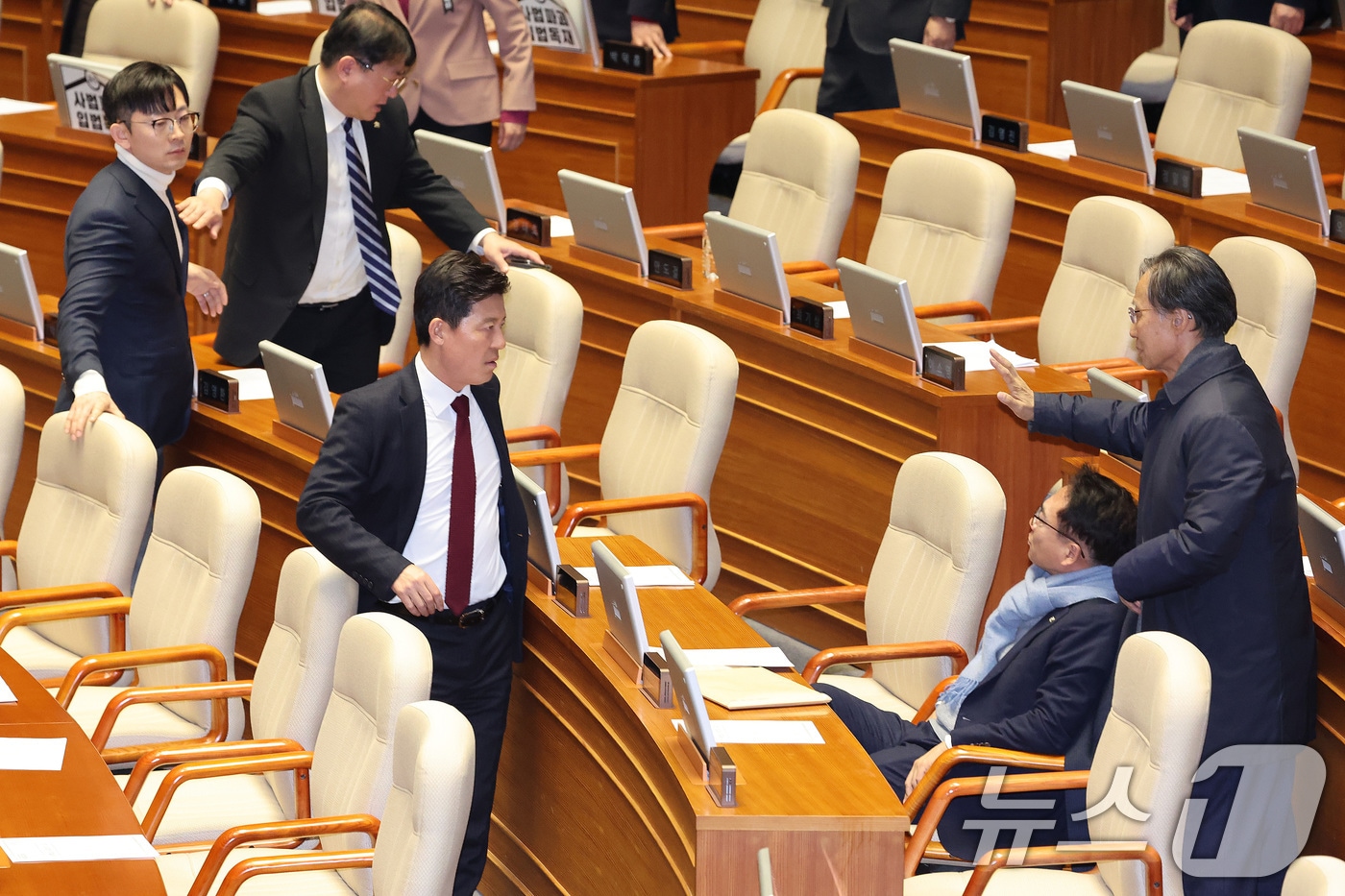 국민의힘 의원들이 지난달 26일 서울 여의도 국회에서 열린 제432회 국회(임시회) 제8차 본회의에서 방송미디어통신위원회 위원(천영식) 추천안이 부결된 가운데 비속어를 사용한 박선원 더불어민주당 의원에게 항의하고 있다. 2026.2.26 ⓒ 뉴스1 신웅수 기자