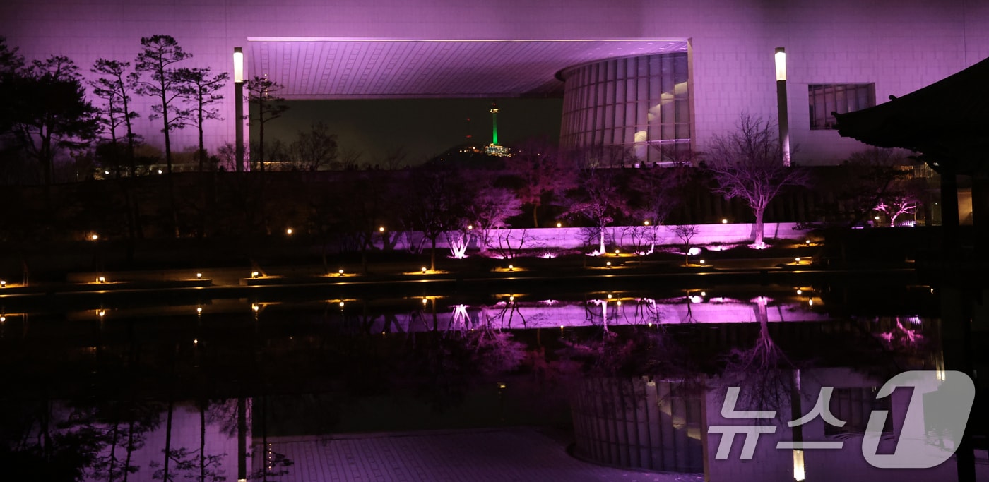 26일 오후 서울 용산구 국립중앙박물관 외벽이 글로벌 K-POP 그룹 블랙핑크(BLACKPINK)의 상징색인 핑크빛으로 물들어 있다. 블랙핑크는 컴백을 기념해 오는 27일부터 내달 8일까지 이곳에서 '국중박 X 블랙핑크' 프로젝트를 선보인다. 이번 행사는 박물관 외관의 핑크 라이팅 점등과 멤버들의 유물 오디오 도슨트 참여 등으로 구성됐다. ⓒ 뉴스1 권현진 기자