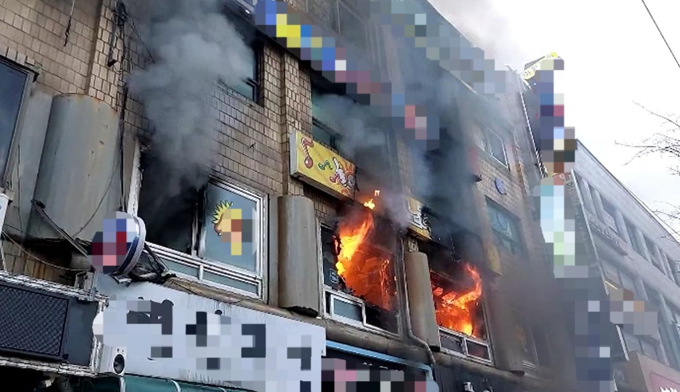 26일 오후 금천구 독산동의 한 노래방에서 불이 난 모습. (금천소방서 제공)