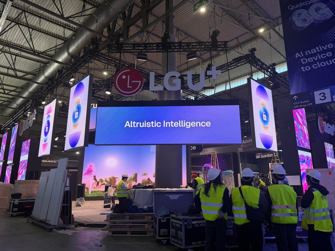 MWC26이 열리는 스페인 바르셀로나의 '피라 그란 비아'에서 LG유플러스 직원들이 전시관 완성을 위해 작업에 집중하고 있다.(LG유플러스 제공)