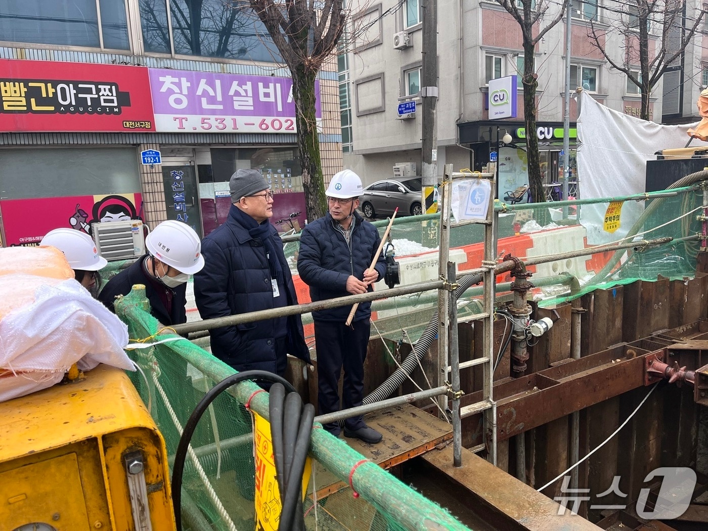 대전시가 여름철 집중호우로 인한 안전사고 예방을 위해 맨홀에 추락방지 시설을 설치한다. (시 제공) / 뉴스1