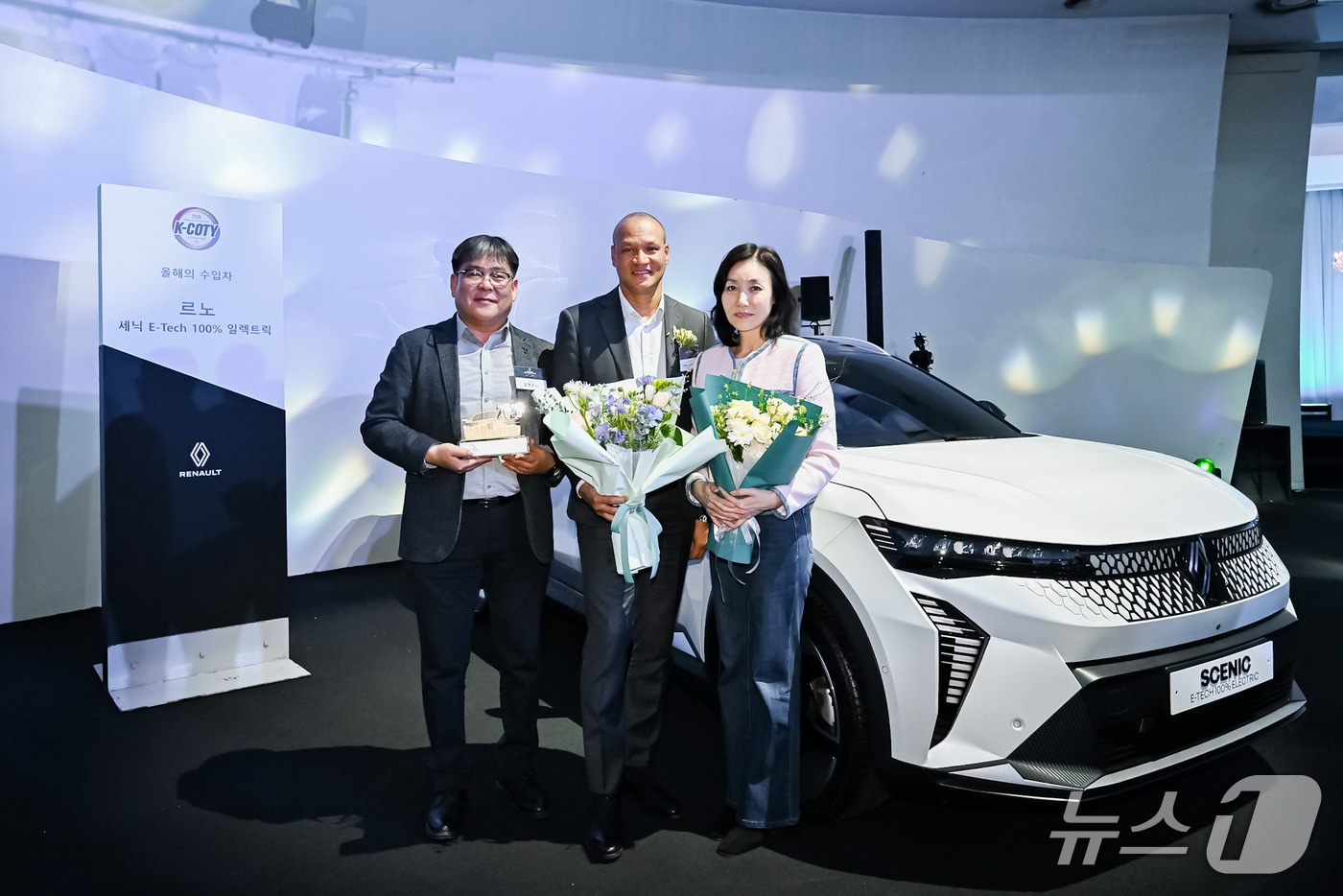 르노코리아 주요 임원들이 26일 서울 반포 세빛섬에서 개최된 '2026 대한민국 올해의 차' 시상식에서 올해의 수입차를 수상한 세닉 이테크(E-Tech) 100% 일렉트릭 앞에서 기념사진을 촬영하고 있다.(르노코리아 제공)