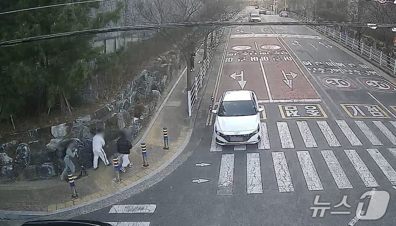 울산 북구 CCTV 통합관제센터 GIS 기반 영상정보 스마트검색을 통해 찾은 초록 줄무늬 상의와 흰 운동복 하의의 실종 아동 모습.(울산 북구 제공. 재판매 및 DB금지)/뉴스1