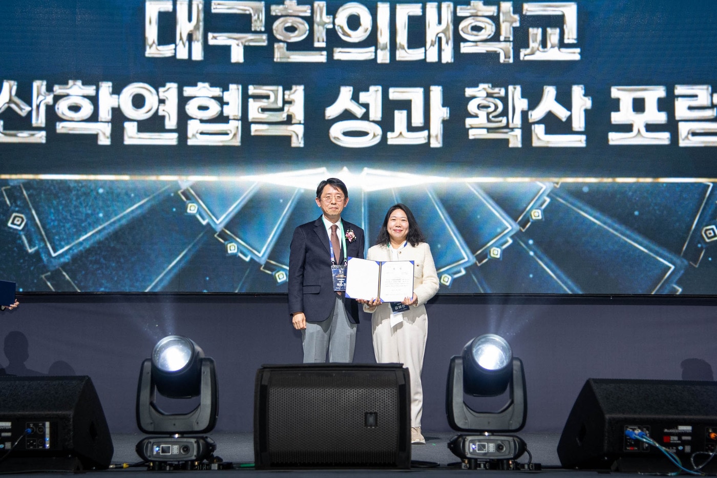 김혜란 HLB생활건강 대표이사(사진 오른쪽)가 최근 개최된 '대구한의대학교 산학협력 성과 확산 포럼'에서 산학협력 우수기업상을 수상하고 기념 촬영을 하고 있다. (HLB생활건강 제공)