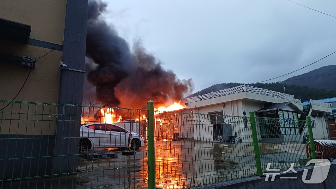 27일 오전 6시 57분쯤 여수 오천동 한 식품공장에서 불이 나 소방당국이 진화작업을 벌이고 있다. (전남소방본부 제공. 재판매 및 DB금지)