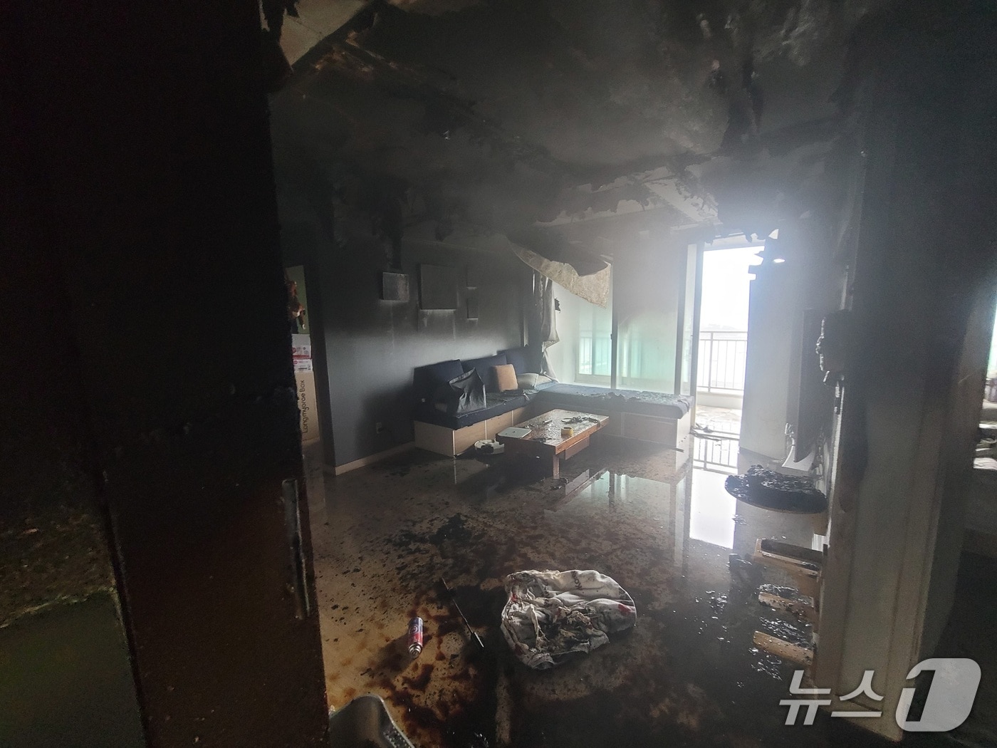 27일 9시 37분쯤 여수시 소호동 한 아파트에서 불이 나 3명이 경상을 입었다. (전남소방본부 제공. 재판매 및 DB금지)