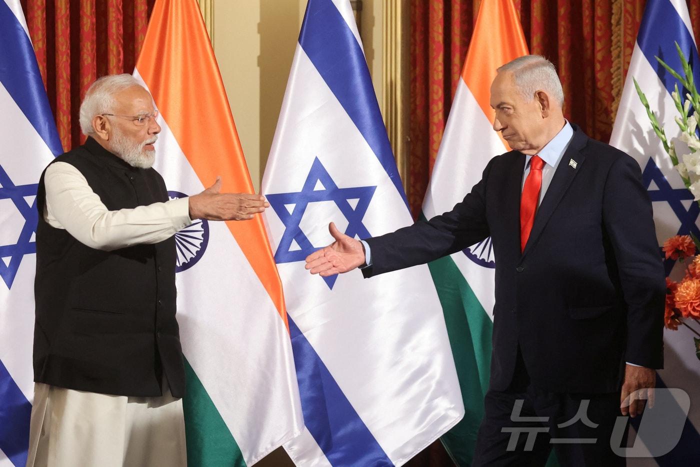 26일(현지시간) 예루살렘에서 열린 공동 기자회견에서 베냐민 네타냐후 이스라엘 총리(왼쪽)와 나렌드라 모디 인도 총리가 악수하고 있다. 2026. 02. 26. ⓒ 로이터=뉴스1
