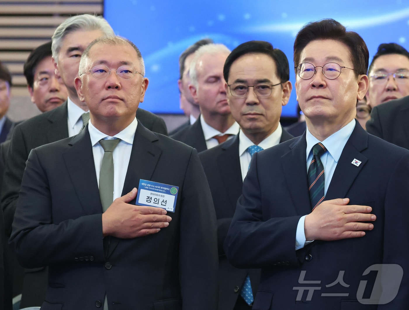 이재명 대통령과 정의선 현대자동차 회장이 27일 전북 군산시 새만금 컨벤션센터에서 열린 새만금 로봇·수소·AI 시티 투자협약식에서 국민의례를 하고 있다. 2026.2.27 ⓒ 뉴스1 이재명 기자