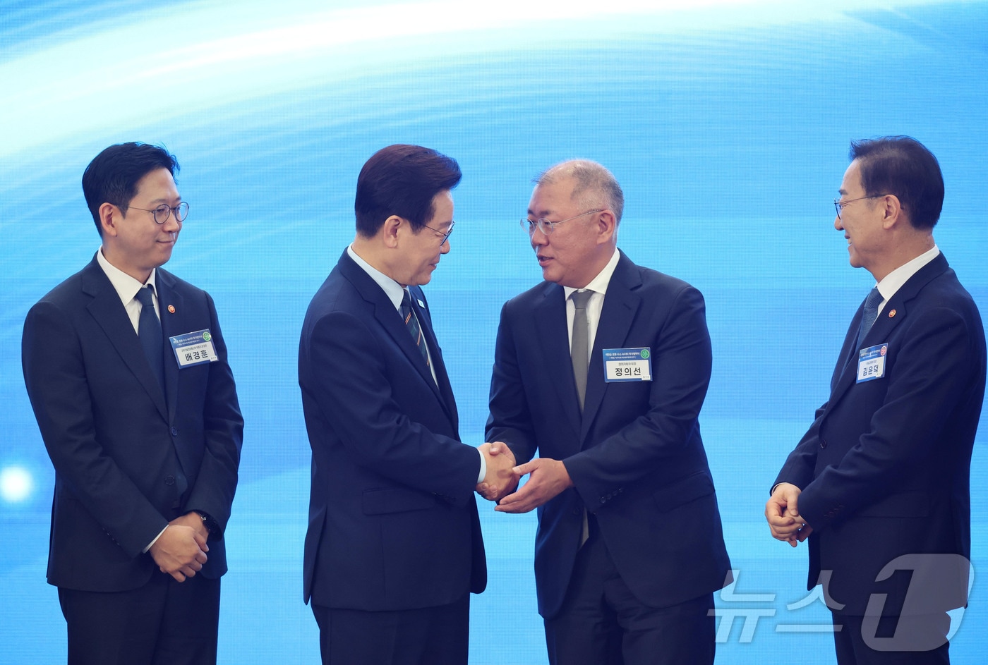 이재명 대통령과 정의선 현대자동차 회장이 27일 전북 군산시 새만금 컨벤션센터에서 열린 새만금 로봇·수소·AI 시티 투자협약식에서 악수를 하고 있다. 2026.2.27 ⓒ 뉴스1 이재명 기자