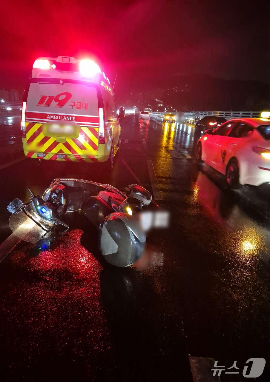 27일 부산 구포대교에서 발생한 빗길 오토바이 역과 사고 현장.(강서경찰서 제공. 재판매 및 DB 금지)