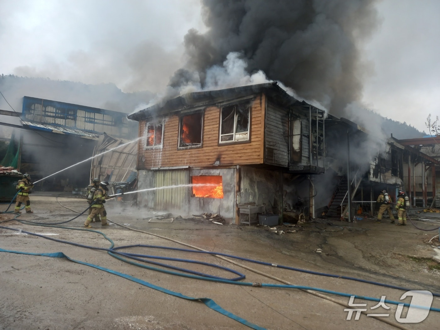 27일 오전 11시 24분쯤 전남 해남군 삼산면의 한 건설·건축 설비 관련 공장에서 불이 나 소방당국이 진화 작업을 하고 있다. (전남소방 제공. 재판매 및 DB 금지)