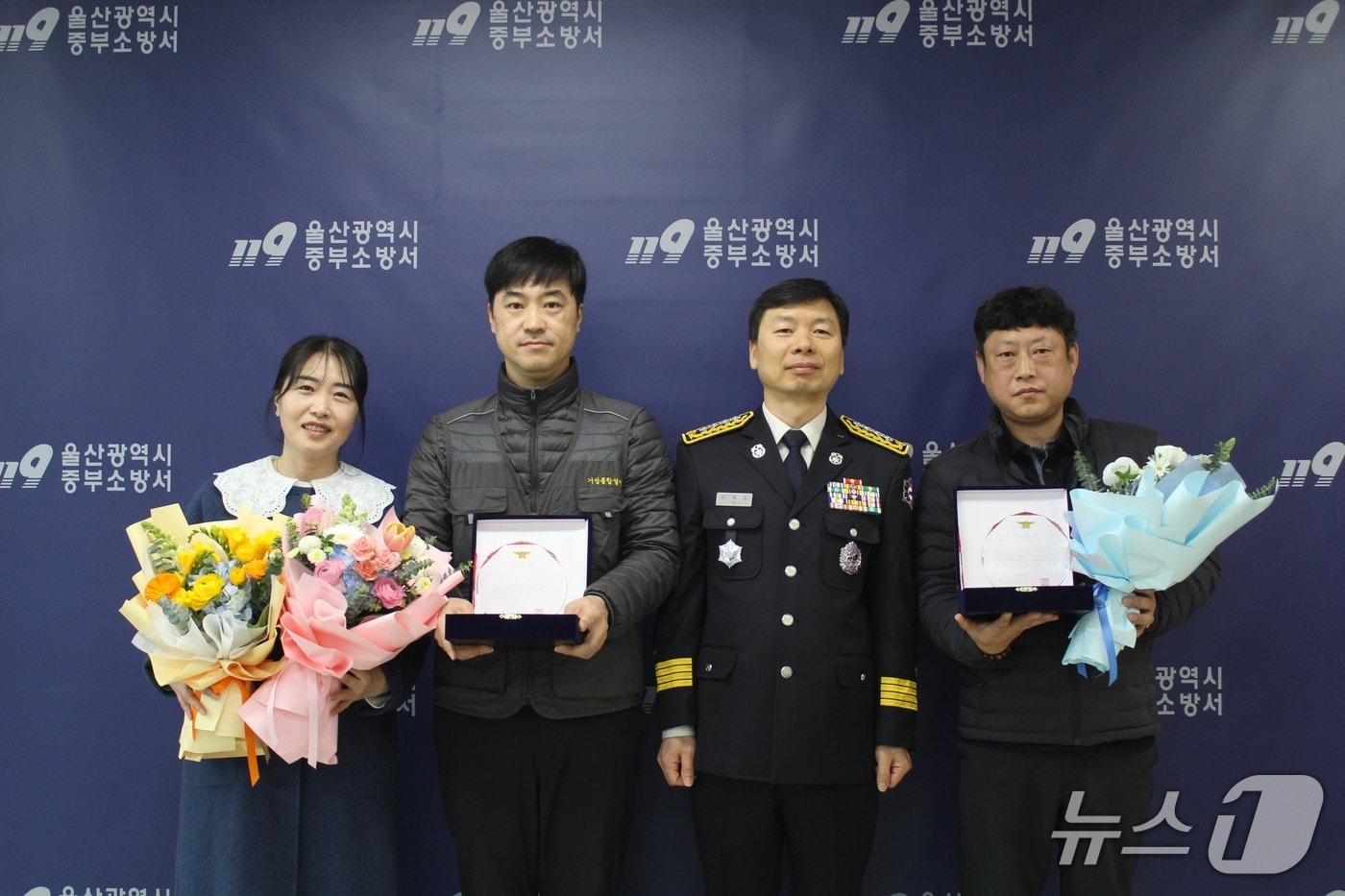 (왼쪽부터)권혜영 씨(49), 최종윤 씨(44), 노은일 씨(49)가 27일 울산중부소방서로부터 표창을 받았다.(울산중부소방서 제공. 재판매 및 DB금지)/뉴스1