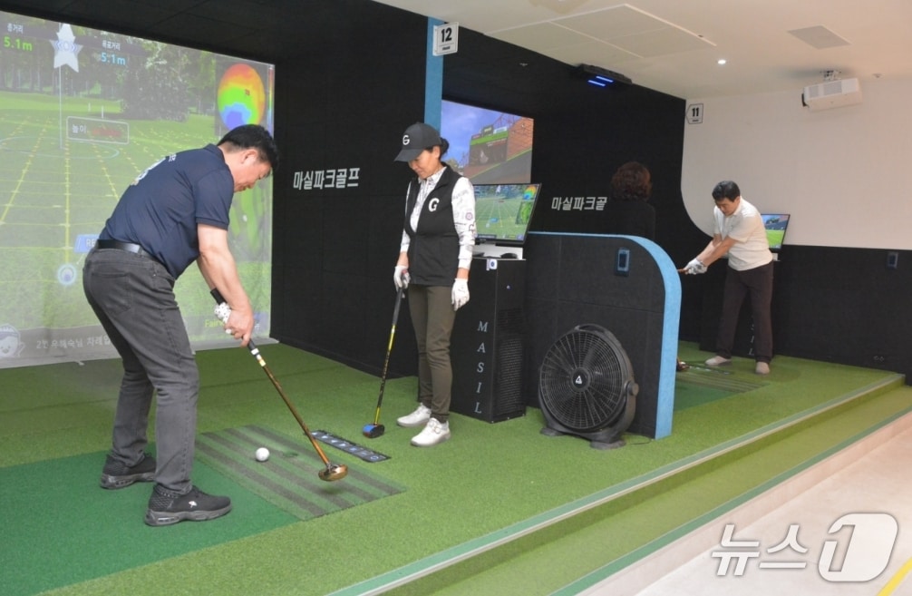 대구백화점이 프라자점에 스크린 파크골프장 경기장을 20개로 확대했다.(대구백화점 제공, 재판매 및 DB 금지)