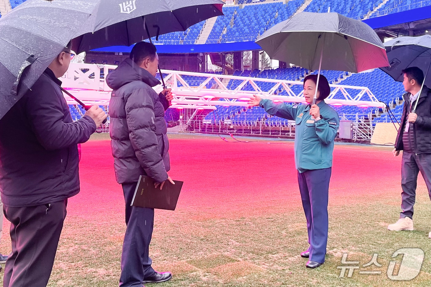 손명희 울산시의원은 27일 문수축구경기장을 방문해 경기장 잔디 관리 현황과 시설 운영 실태를 현장 점검했다고 밝혔다.(울산시의회 제공. 재판매 및 DB금지)/뉴스1