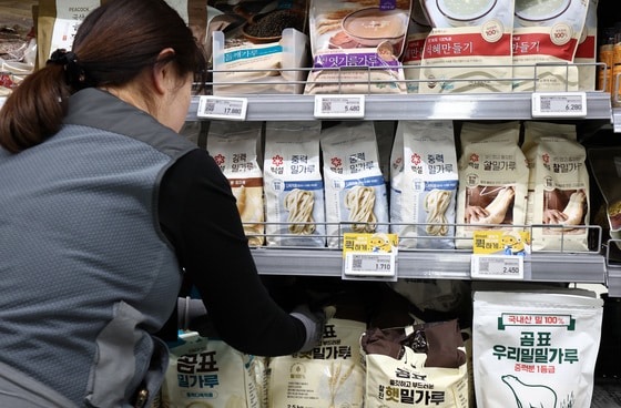 빵값 내리자 라면·과자도?...정부 물가 압박에 식품업계 촉각 - 뉴스 썸네일 이미지