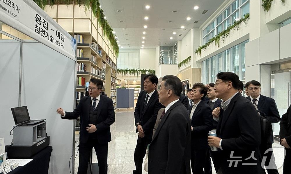한국수자원공사가 개최한 ‘녹조 신기술 포럼’ 전시 부스에서 참여기업 관계자가 녹조 저감 관련 기술을 설명하고 있다. (한국수자원공사 제공.재판매 및 DB금지)/뉴스1