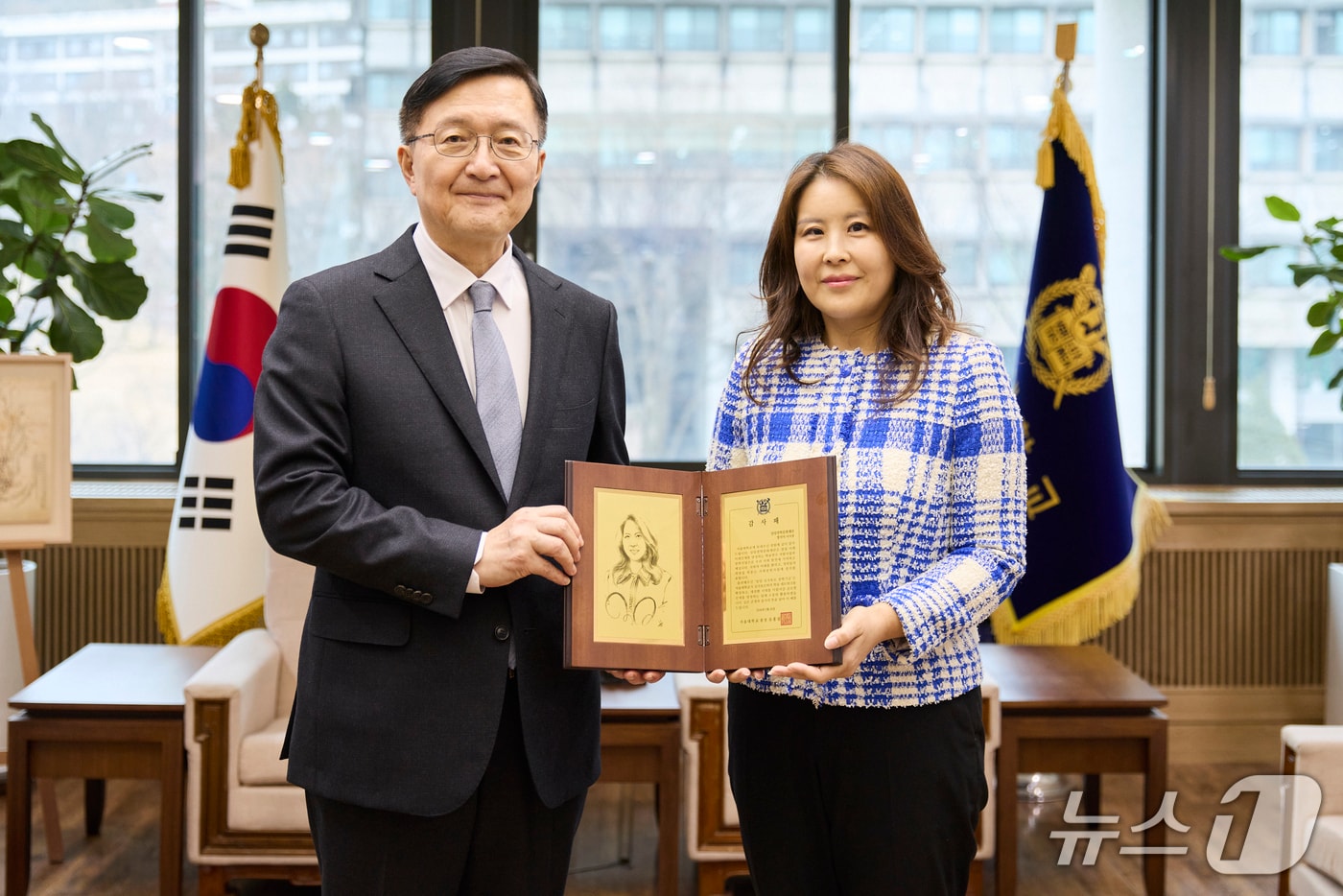 유홍림 서울대 총장(왼쪽)과 정지이 이사장이 2월 26일 감사패 증정식에서 기념 촬영을 하고 있다. (사진. 서울대 제공)