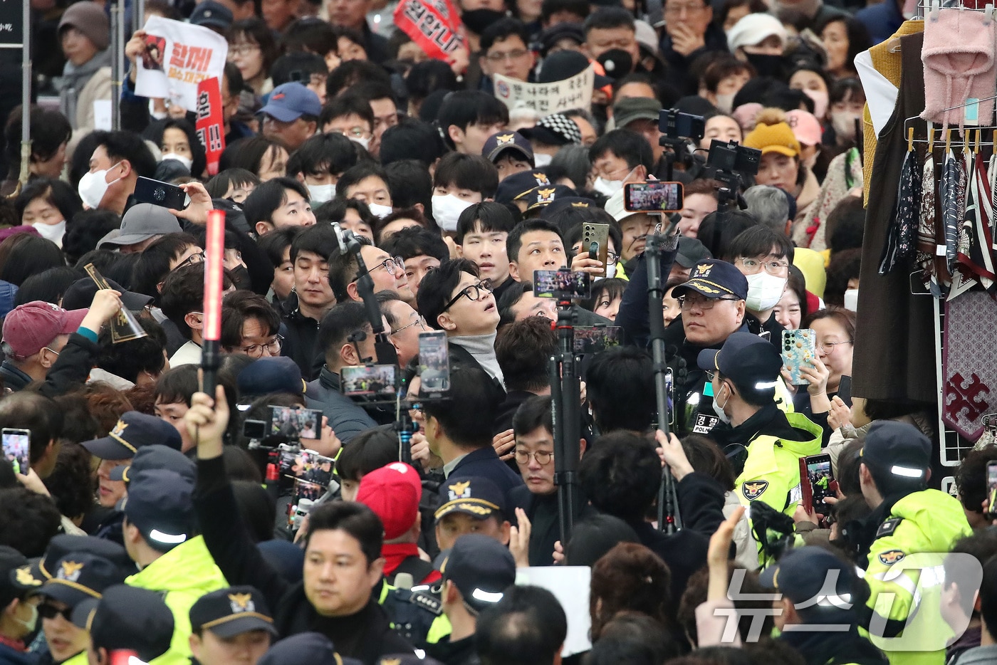 27일 오후 대구 중구 서문시장을 찾은 한동훈 전 국민의힘 대표 주변에 많은 인파가 몰리고 있다. 2026.2.27 ⓒ 뉴스1 공정식 기자