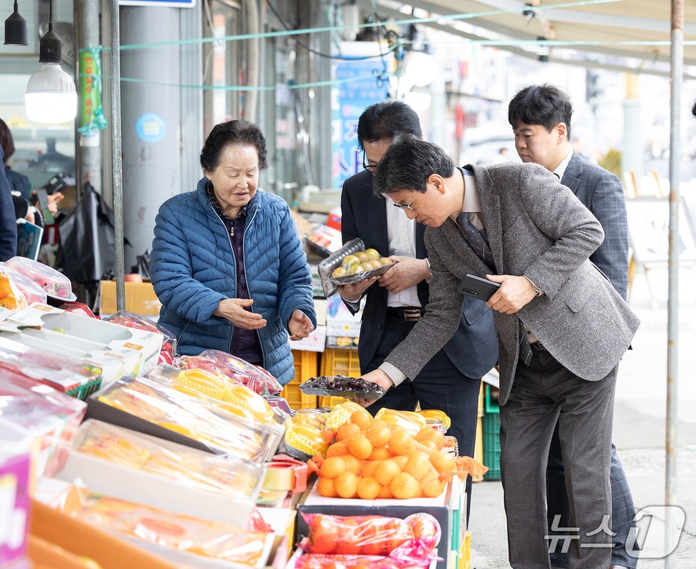 김돈곤 충남 청양군수가 기본소득 지급 첫날인 27일 관내 전통시장 등을 방문해 선불카드로 과일을 구매하고 있다. (청양군 제공, 재판매 및 DB금지) / 뉴스1