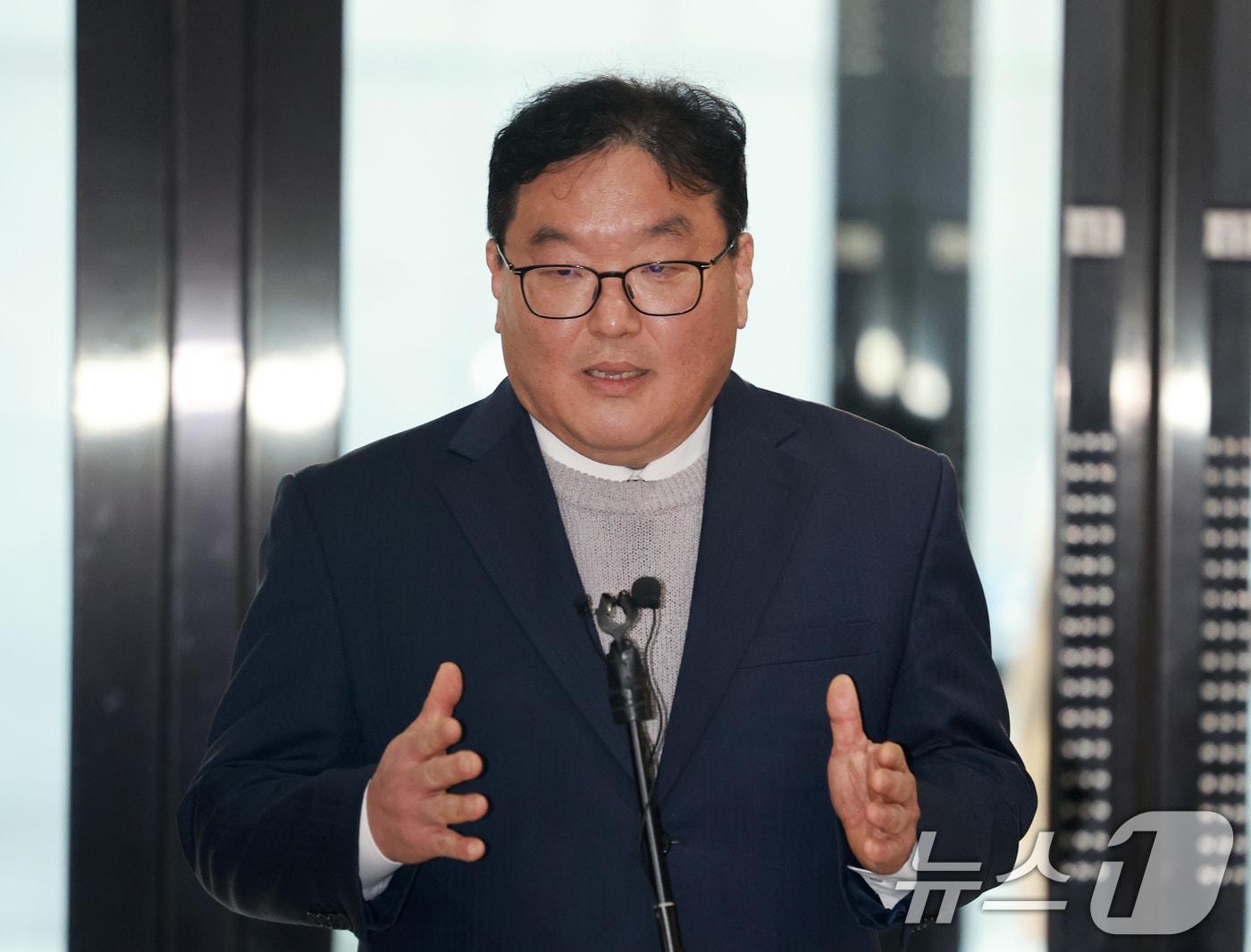 쿠팡 퇴직금 미지급 사건과 관련해 직권남용 권리행사 방해 및 국회에서의 증언·감정 등에 관한 법률 위반 혐의로 기소된 엄희준 검사가 지난달 27일 서울 서초구 안권섭 쿠팡·관봉권 상설특별검사팀 사무실 1층에서 기자회견을 갖고 있다. 2026.2.27 ⓒ 뉴스1 이호윤 기자