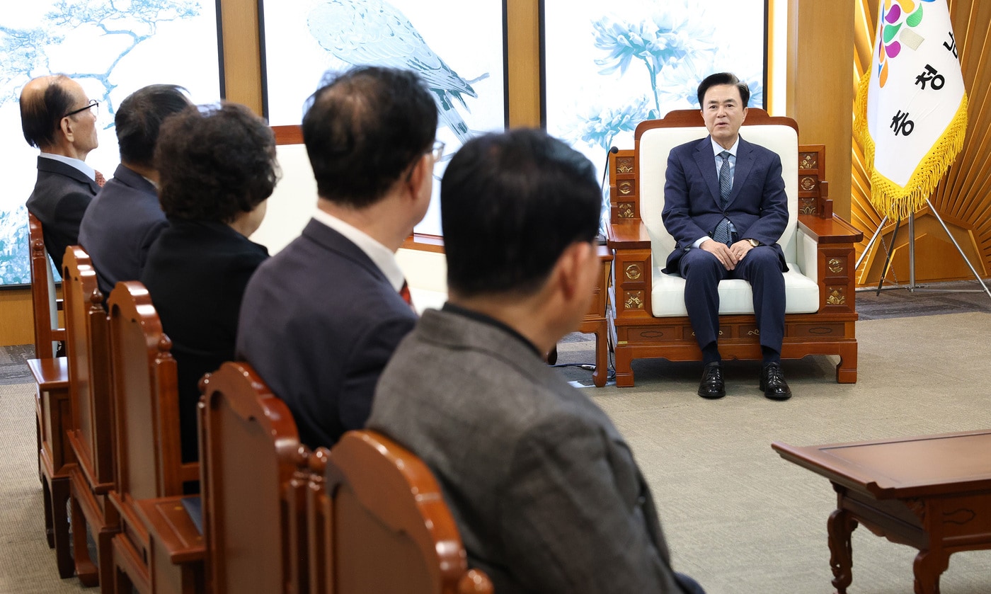 김태흠 지사(오른쪽)가 원로자문위원들의 의견을 청취하고 있다.(충남도 제공. 재판매 및 DB금지)/뉴스1