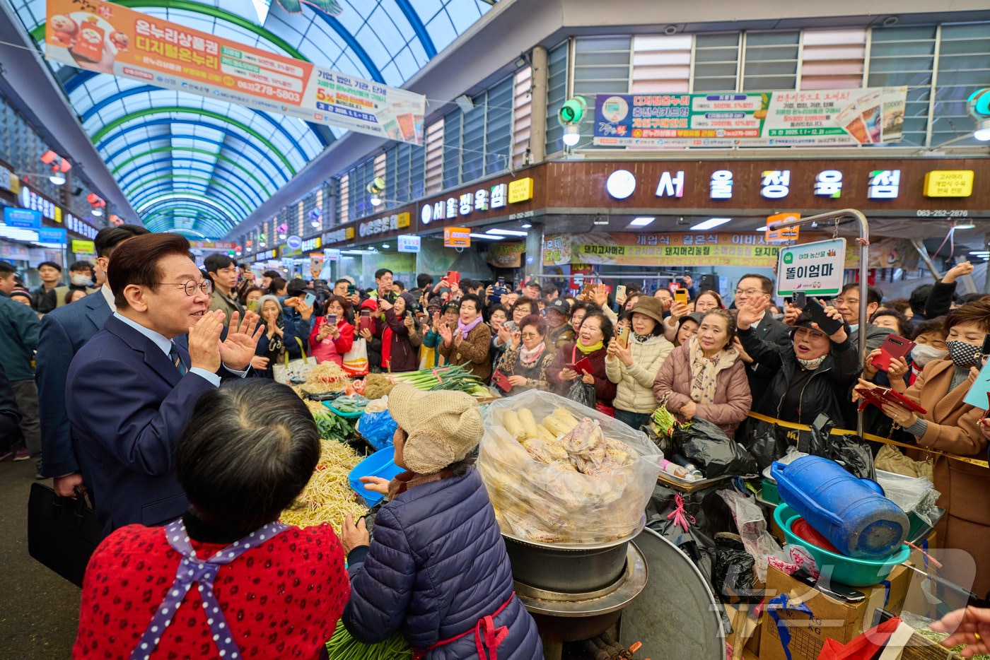 이재명 대통령이 27일 전주 신중앙시장을 방문해 시민들과 인사를 나누고 있다. (청와대 제공. 재판매 및 DB 금지) 2026.2.27 ⓒ 뉴스1 이재명 기자