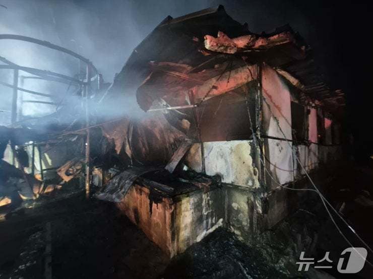 홍성 장곡면 가송리 돈사 화재 현장. (홍성소방서 제공, 재판매 및 DB금지) / 뉴스1