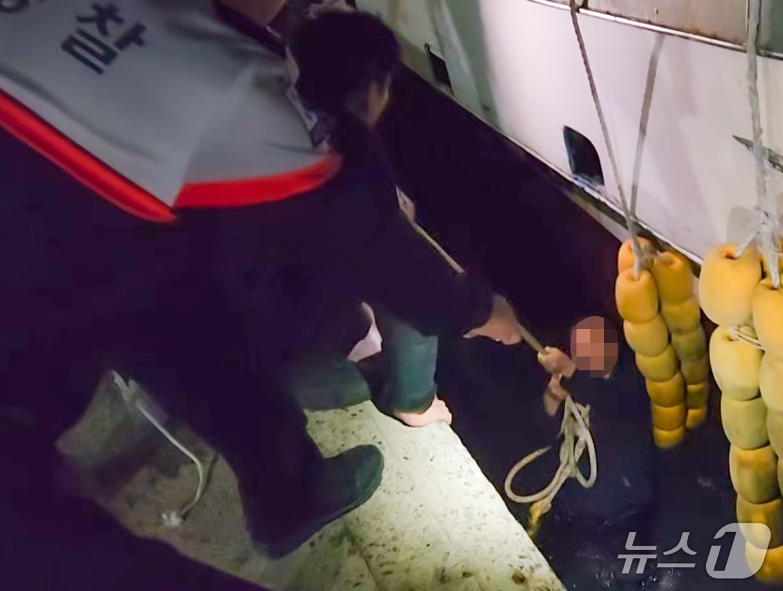 경남 거제시 장승포항에서 추락한 70대 선원 A씨를 해경이 구출하는 모습 (해경 제공. 재판매 및 DB금지)