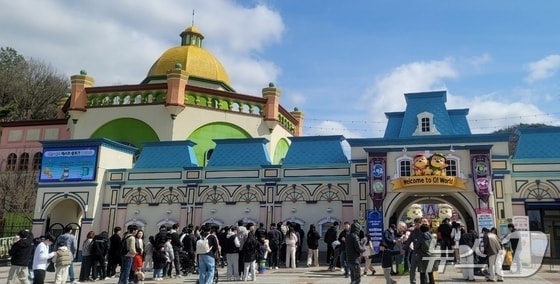 대전 중구 오월드 매표소 앞에 사람들이 입장권을 사기 위해 줄을 서 있다. 2026.2.28 /뉴스1 ⓒ News1 최형욱 기자