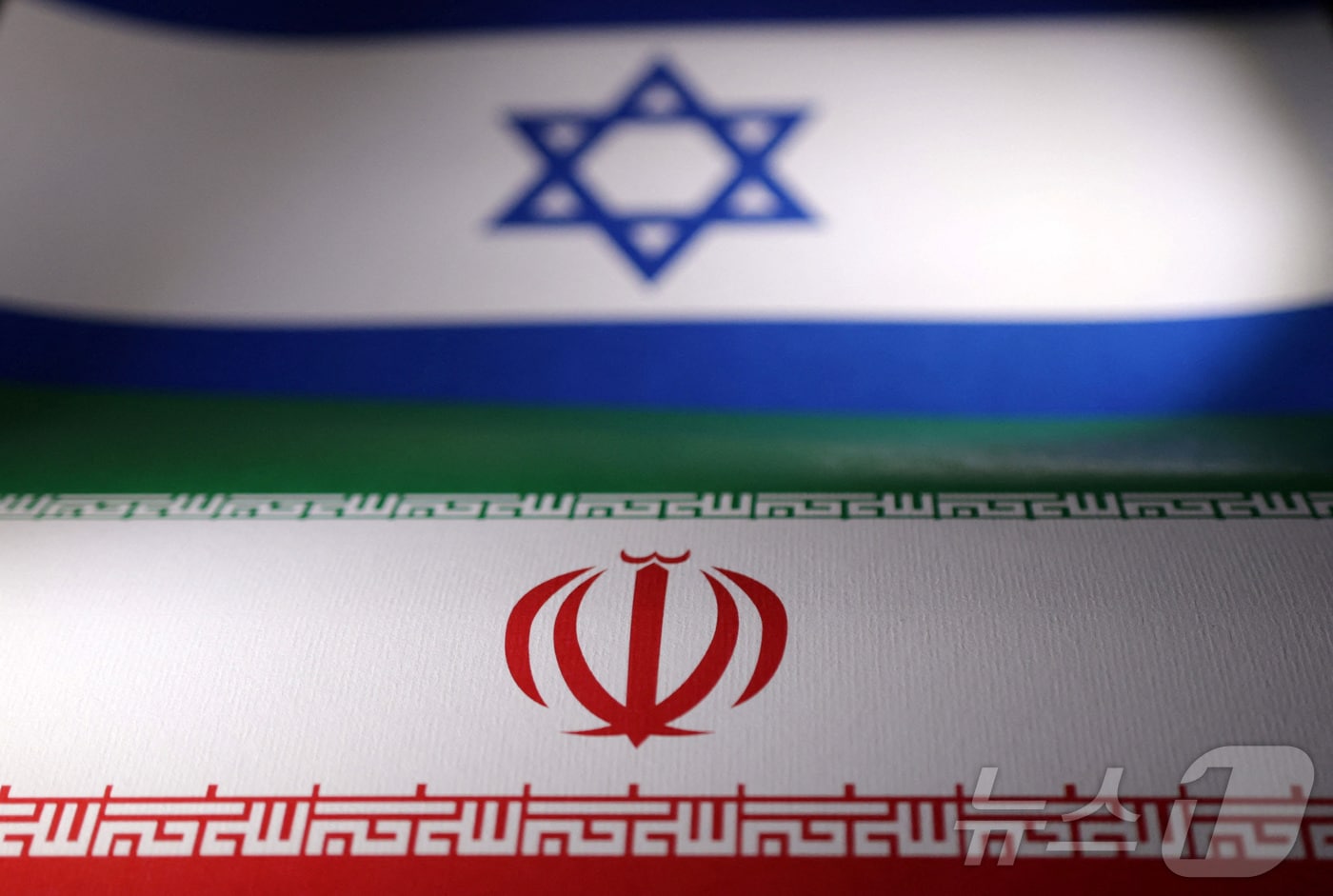 이스라엘 국기와 이란 국기가 나란히 놓인 일러스트. 2024.04.24 ⓒ 로이터=뉴스1