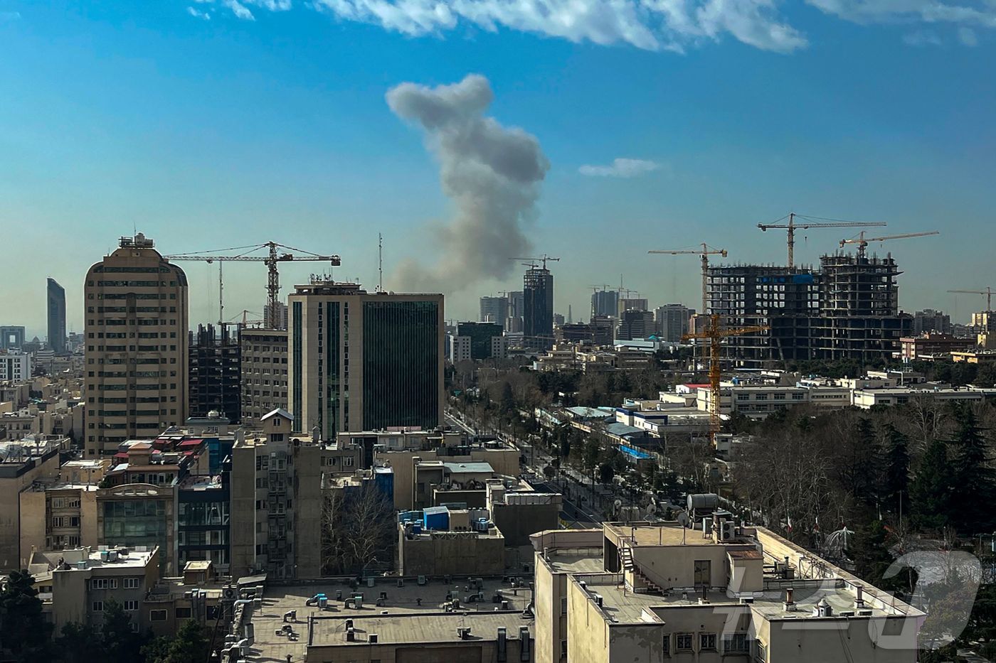 사진은 내용과 관계 없음. 이란 수도 테헤란 도심에 연기 기둥이 솟아오르고 있다. ⓒ AFP=뉴스1