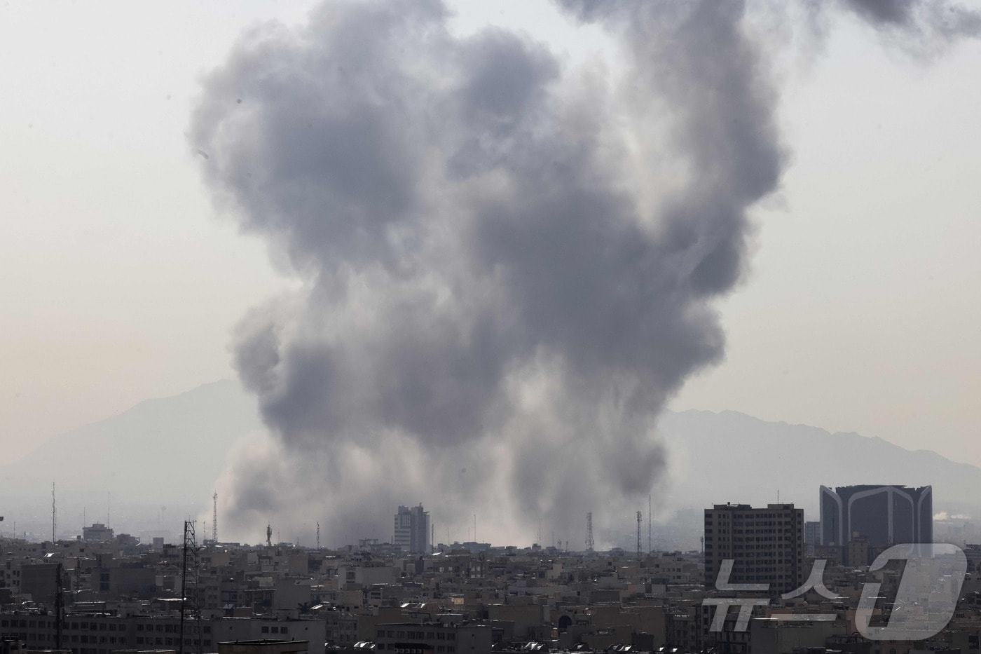 28일(현지시간) 이란 수도 테헤란 도심에 연기 기둥이 솟아오르고 있다. ⓒ AFP=뉴스1