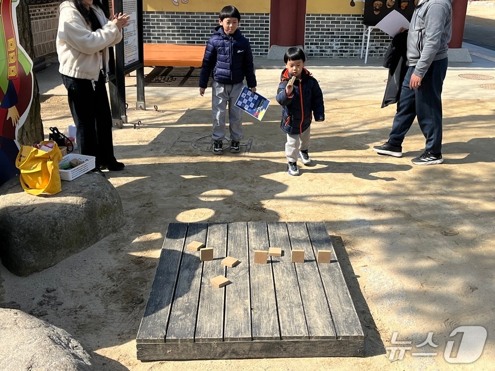 2026 정월대보름 행사 비석치기 장면 (가천문화재단 제공.재판매 및 DB금지)