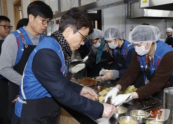 한국도로공사 강원본부 직원들이 최근 강원 원주시 원동에 위치한 밥상공동체 종합사회복지관의 식당에서 지역 고령자들의 급식을 돕고, 청소를 비롯한 여러 봉사활동 일정을 가졌다. (한국도로공사 강원본부 제공. 재판매 및 DB금지) 2026.2.28/뉴스1
