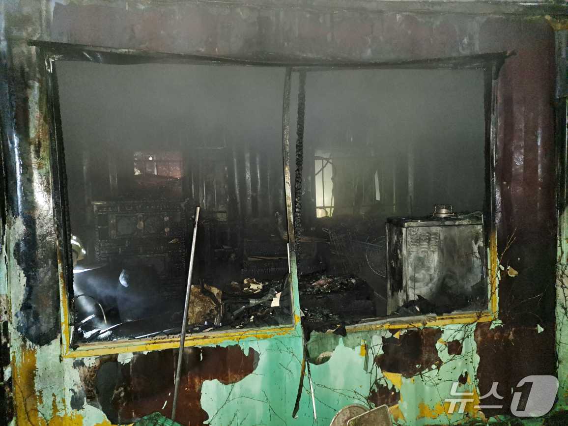 강원 원주 소초면의 한 창고 화재 현장.(강원도소방본부 제공, 재판매 및 DB금지)