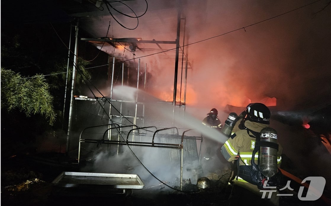 2일 오후 8시38분쯤 상주시 낙동면의 주택에서 불이나 소방 당국이 진화하고 있다.(경북소방본부 제공. 재판매 및 DB 금지)2026.2.3/뉴스1